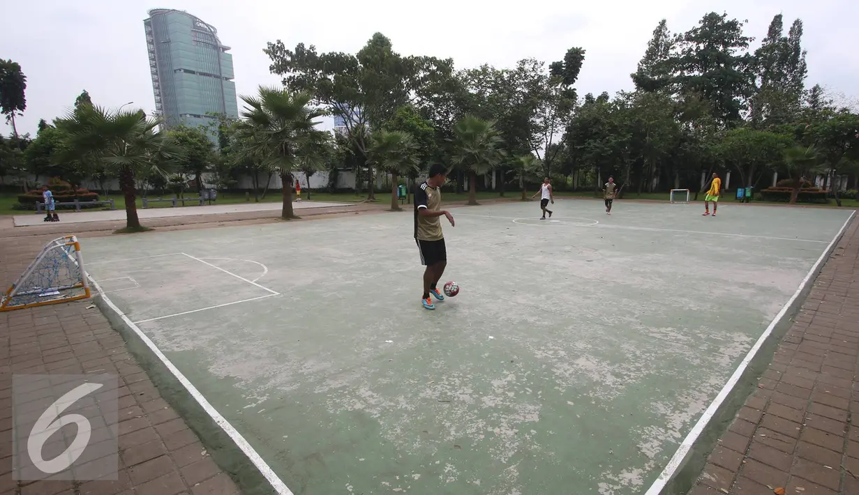 Warga bermain bola di dalam Taman Tanjung, Jakarta, Senin (7/11). Dinas Pertamanan dan Pemakaman DKI Jakarta mengatakan bahwa Ruang Terbuka Hijau (RTH) di Provinsi DKI Jakarta hingga saat ini baru mencapai 14,94%. (Liputan6.com/Immanuel Antonius)