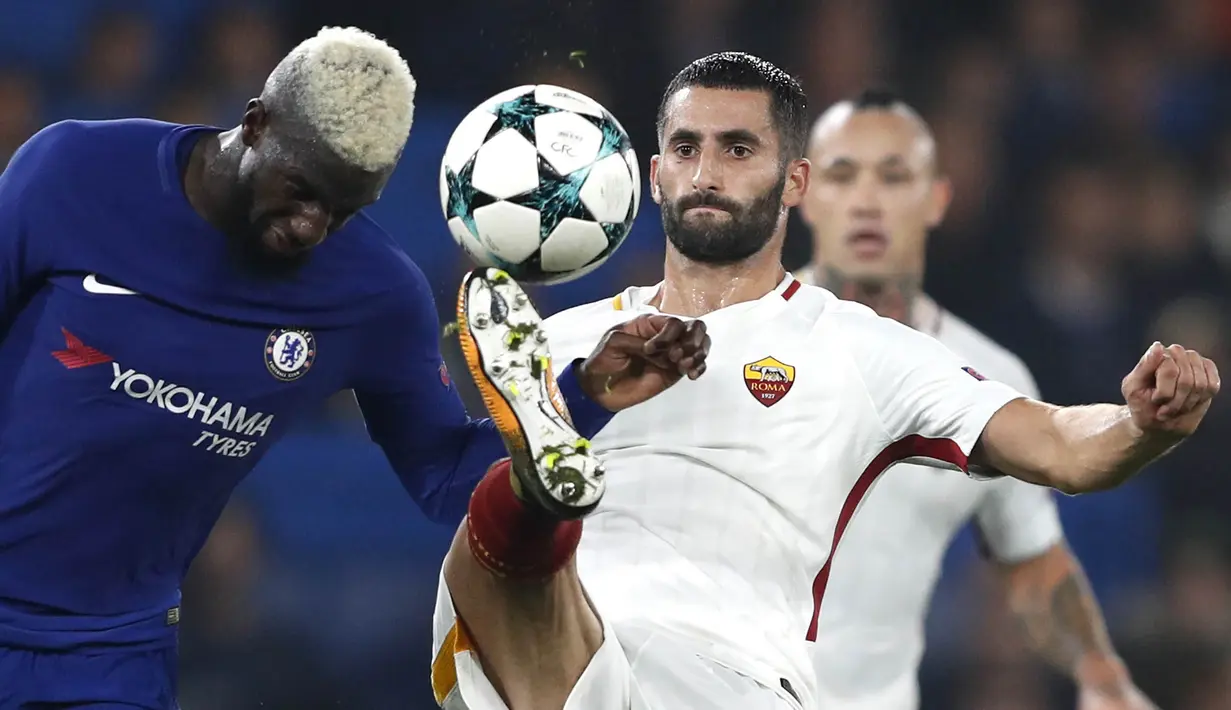 Gelandang AS Roma, Maxime Gonalons, berebut bola dengan gelandang Chelsea, Tiemoue Bakayoko, pada laga Liga Champions di Stadion Stamford Bridge, Kamis (19/10/2017). Chelsea bermain imbang 3-3 dengan AS Roma. (AP/Adrian Dennis)
