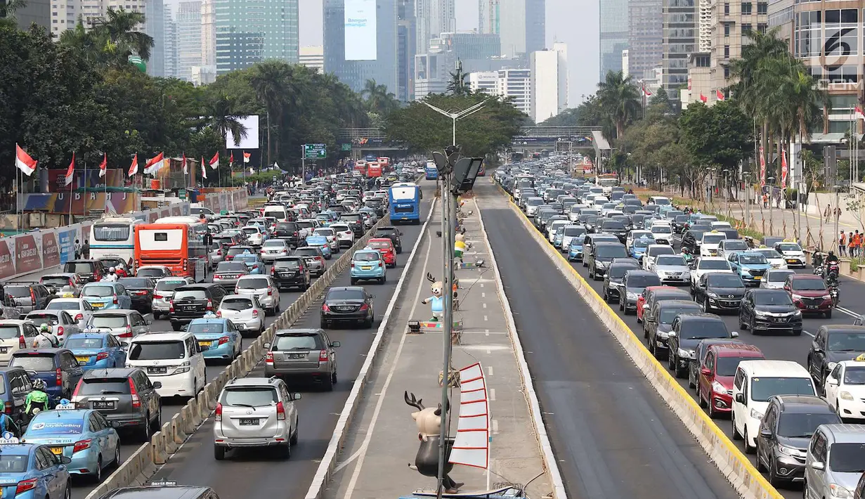 Suasana kemacetan di kawasan Senayan, Jakarta, Sabtu (25/8). Diberlakukannya rekayasa lalu lintas serta tingginya antusias warga menonton Asian Games 2018 menyebabkan kawasan Senayan dan sekitarnya mengalami kemacetan. (Liputan6.com/Immanuel Antonius)