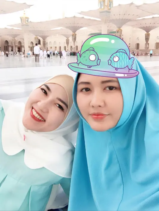 Lihat saja, senyuman begitu merekah saat berfoto bersama adiknya saat ibadah umrah. (Foto: instagram.com/viavallen)