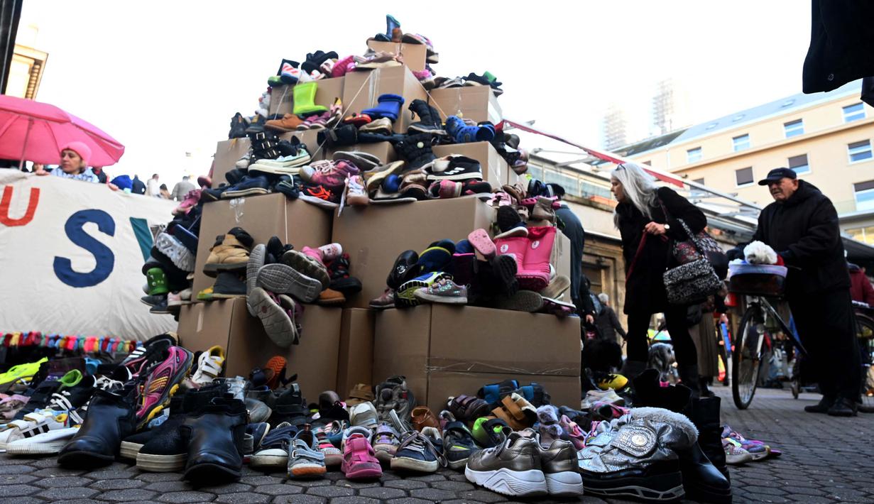 <p>Sepatu anak-anak dipajang di Zagreb, pada 15 Desember 2023, dalam sebuah demonstrasi oleh para aktivis perdamaian yang ingin mengecam perang di Jalur Gaza yang mengakibatkan penderitaan pada anak-anak. (DENIS LOVROVIC/AFP)</p>