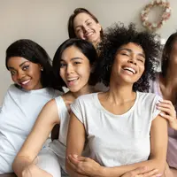 ilustrasi sahabat perempuan/fizkes/Shutterstock