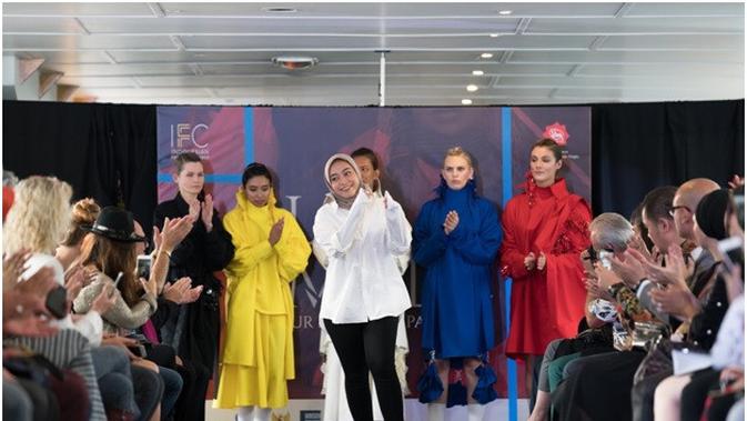 SMK NU Banat Kudus pun menelurkan fashion designer berprestasi. Salah satunya adalah Risa Maharani.