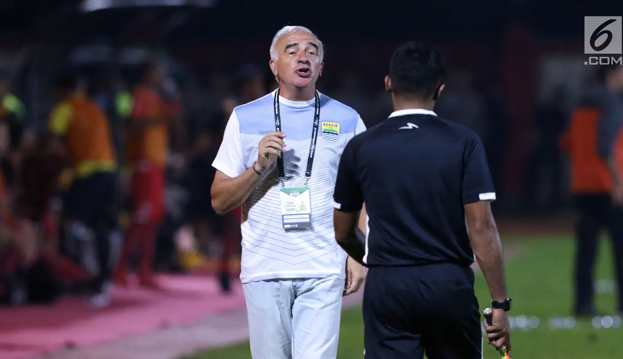 Pelatih Persib, Mario Gomez melakukan protes kepada wasit saat melawan Persija pada lanjutan Go-Jek Liga 1 Indonesia 2018 bersama Bukalapak di Lapangan PTIK, Jakarta, Sabtu (30/6). Persija unggul 1-0. (Liputan6.com/Helmi Fithriansyah)