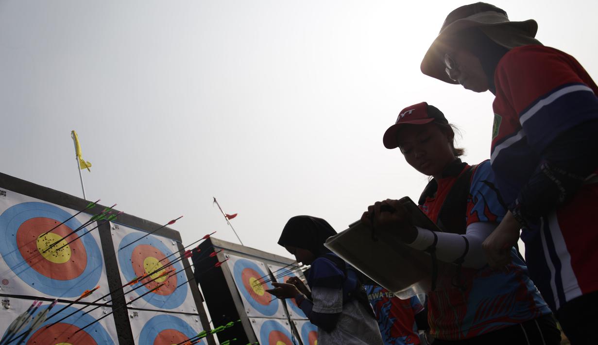 Para pepanah melakukan penghitungan nilai saat Kejuaraan Nasional Panahan Prakualifiikasi PON XX /2020 di Lapangan Panahan Senayan, Jakarta, Senin (23/9). Seleksi ini diikuti oleh 516 peserta dan 30 provinsi. (Bola.com/Vitalis Yogi Trisna)