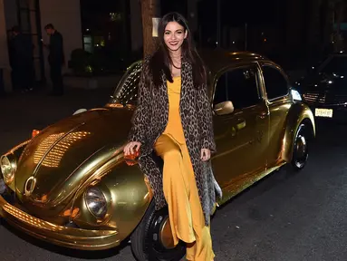 Aktris Victoria Justice berpose dengan mobil kodok berwarna emas saat menghadiri peluncuran Shine Collection Pandora Jewelry di New York City (14/3). Pandora Shine mengeluarkan koleksi terbarunya, perhiasan emas 18 karat. (Bryan Bedder/Getty Images/AFP)