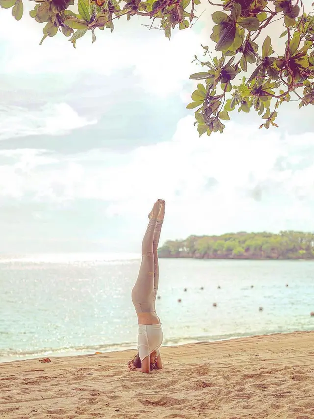 7 Potret Shandy Aulia Lakukan Yoga di Pantai, Curi Perhatian