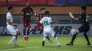 Gelandang Borneo FC, M. Sihran Amarullah (tengah) mencetak gol pertama timnya ke gawang Persebaya Surabaya dalam laga pekan pertama BRI Liga 1 2021/2022 di Stadion Wibawa Mukti, Cikarang, Sabtu (04/09/2021). (Foto: Bola.com/Bagaskara Lazuardi)