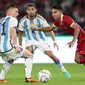 Pemain Timnas Indonesia, Marselino Ferdinan (kanan) berusaha melewati pemain Argentina, Giovani Lo Celso (kiri) dan Facundo Medina pada laga FIFA Matchday di Stadion Utama Gelora Bung Karno (SUGBK), Senayan, Jakarta, Senin (19/06/2023). (Bola.com/Bagaskara Lazuardi)