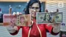 Teller menunjukkan mata uang rupiah dan dolar AS di Jakarta, Selasa (31/10/2023). Pada penutupan perdagangan hari ini, mata uang rupiah menguat sebesar 5 poin atau 0,03 persen menjadi Rp 15.885 per dolar AS dari penutupan sebelumnya sebesar Rp 15.890 per dolar AS. (Liputan6.com/Angga Yuniar)