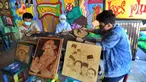 Arfan (55) seniman pelukis bakar atau pyrography bersama anak dan istri menyelesaikan karya seni lukis bakar di atas media kayu dan kulit  di galeri Rumah Oenik, Kampung Ragamukti, Tajur Halang, Bogor, Senin (28/9/2020). (Merdeka.com/Arie Basuki)