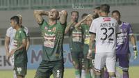 Striker PS TNI, Talin Facundo, tampak kecewa usai gagal menjebol gawang Bali United pada laga lanjutan liga 1 di Stadion Pakansari, Bogor, Senin (10/7/2017). Bali United menang 4-3 atas PS TNI. (Bola.com/M Iqbal Ichsan)
