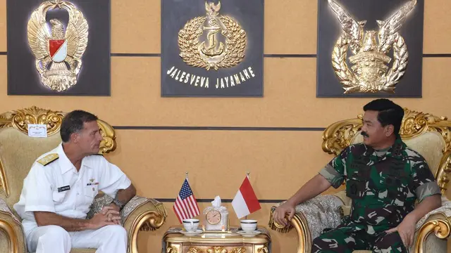 Laksamana John C. Aquilino, Komandan Armada Pasifik Amerika Serikat bersama Panglima TNI Marsekal Hadi Tjahjanto (sumber: US Embassy Jakarta)