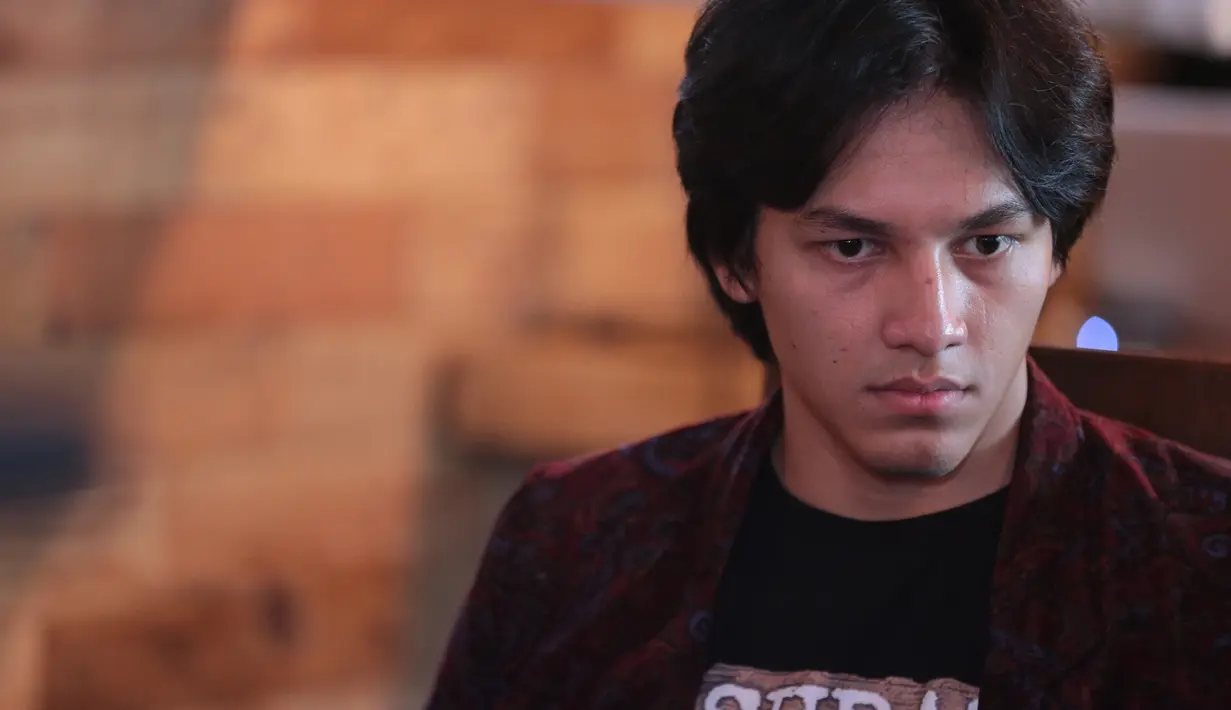 "Pasti ada kekhawatiran juga. Apalagi lawan-lawan filmnya juga berat-berat. Tapi kami optimis aja," ujar Jefri Nichol di Mall Summarecon Serpong, Tangerang, Banten, Minggu (12/11/2017). (Adrian Putra/Bintang.com)