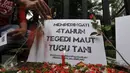 Massa yang tergabung dalam Koalisi Pejalan Kaki melakukan Aksi Doa dan Tabur Bunga di Halte Tugu Tani, Jakarta, Jumat (22/1). Aksi ini dalam rangka memperingati 4 tahun tragedi kecelakaan Tugu Tani yang menewaskan 12 orang. (Liputan6.com/Johan Tallo)