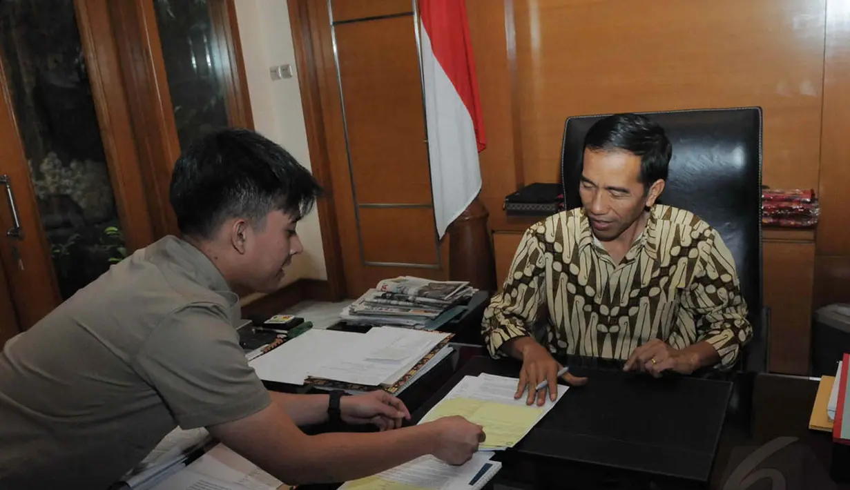 Seorang staf terlihat mendampingi Jokowi untuk menjelaskan setiap berkas tersebut, Jakarta, Rabu (17/9/14). (Liputan6.com/Herman Zakharia)