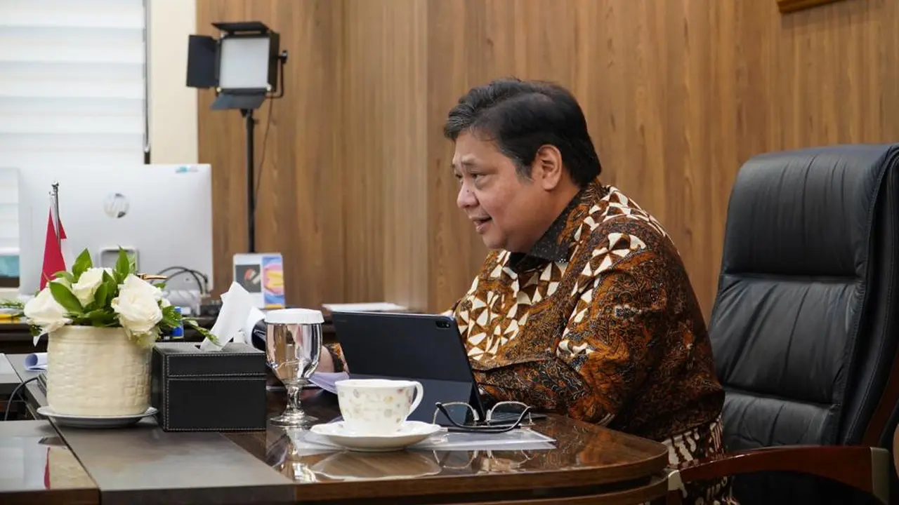 Menteri Koordinator Bidang Perekonomian Airlangga Hartarto saat konferensi tentang PPKM level diperpanjang.
