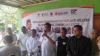 Menteri Koordinator Bidang Perekonomian Airlangga Hartarto menyalurkan Bantuan Langsung Tunai atau BLT El Nino di Kelurahan Pabuaran, Cibinong, Kabupaten Bogor, Sabtu (6/1/2024).