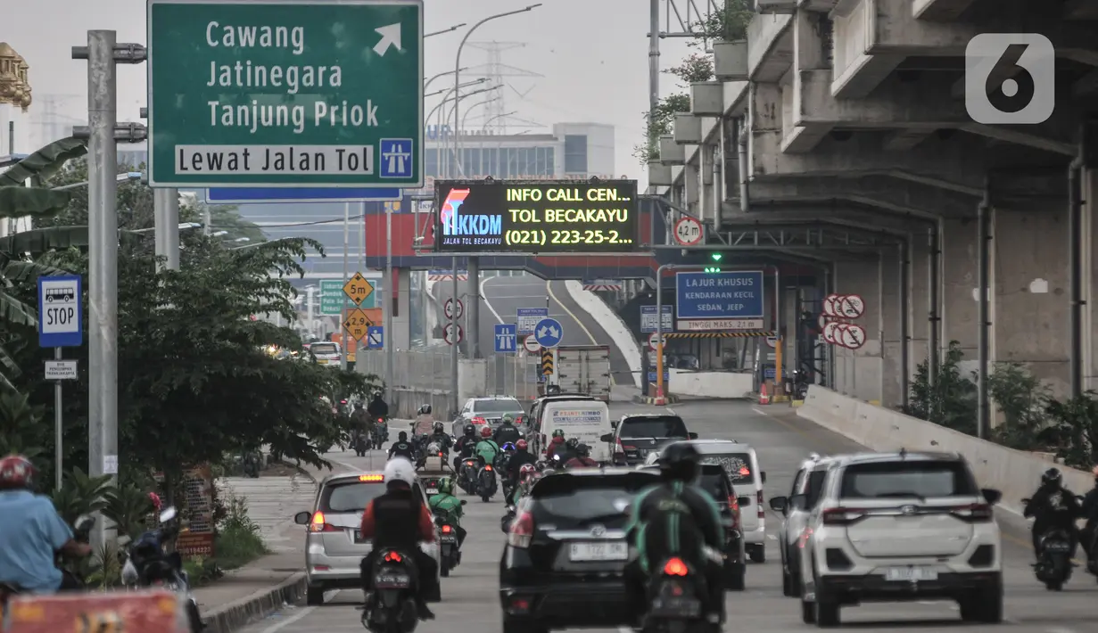 Kendaraan melintas di dekat spanduk informasi mengenai rekayasa lalu lintas di Jalan Laksamana Malahayati seiring mulai beroperasinya Off Ramp Jatiwaringin, Tol Becakayu, Jakarta Timur, Selasa (25/10/2022). Kepala Dishub DKI Jakarta Syafrin Liputo mengungkapkan rekayasa lalu lintas dilakukan karena Off Ramp Jatiwaringin Tol Becakayu mulai beroperasi yang berlangsung hingga 4 November mendatang. (merdeka.com/Iqbal S. Nugroho)