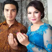 Saat melamar sang kekasih, Aldi Taher membawa seserahan yang cukup unik, kuaci.