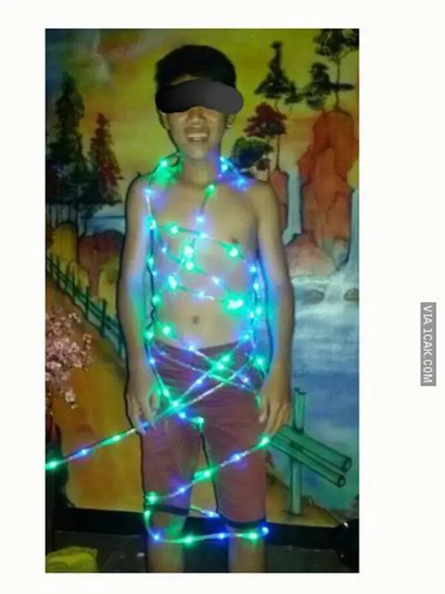 6 Pohon Natal Low Budget Ini Bikin Tepuk Jidat