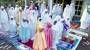 Sejumlah jamaah Aboge (Alif Rebo Wage) baru merayakan Idul Fitri pada Rabu (30/7/2014). (ANTARA FOTO/Adhitya Hendra)