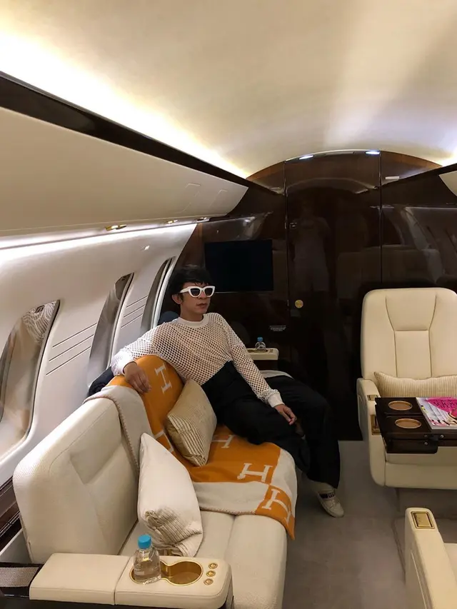 6 Potret Gaya Aming Saat Naik Jet Pribadi, Nyentrik dan Mewah