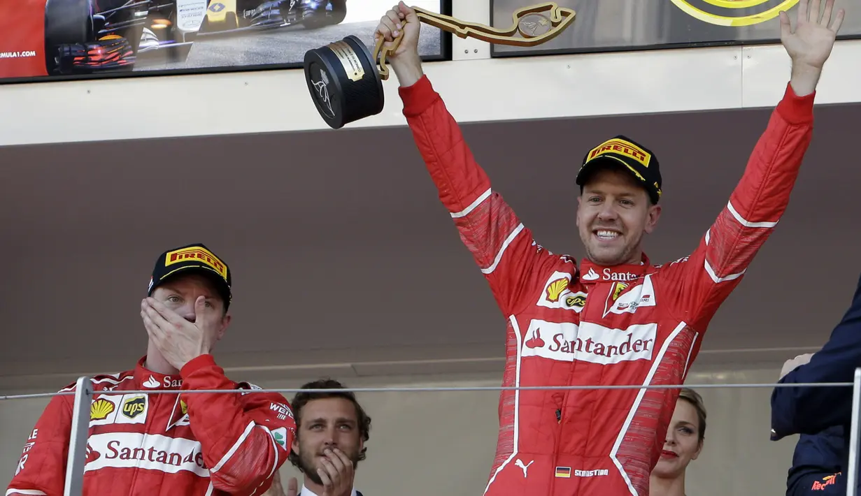 Kimi Raikkonen  hanya menutup wajahnya saat Sebastian Vettel merayakan kemenangan pada balapan F1 GP Monako di Monte-Carlo, (28/5/2017). (AP/Claude Paris)