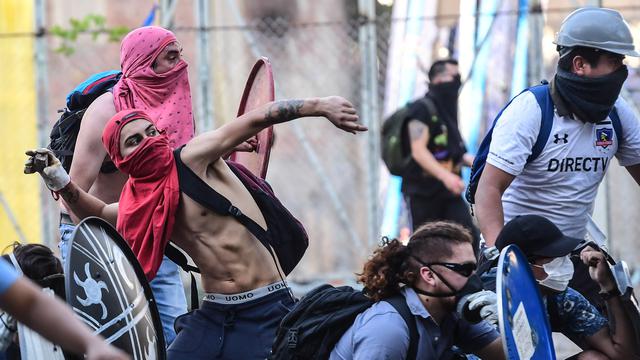 Ketapel hingga Raket Tenis Jadi Senjata Demonstran di Chile