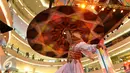 Penari membawakan Tarian Sufi Mesir, Tanoura di Atrium Senayan City, Jakarta (22/06). Tarian tersebut merupakan rangkaian dari Ramadan Senayan City yang mengusung tema Sacred Holy Ramadhan. (Liputan6.com/Fery Pradolo).  