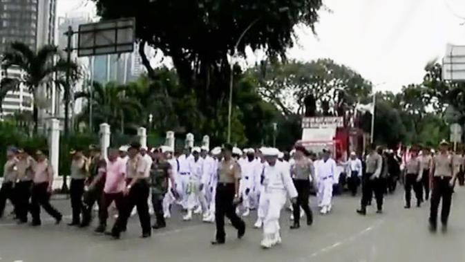 Massa Fpi Kawal Pemeriksaan Rizieq Hingga Putra Jokowi Nyanyi Rap Tv Liputan6 Com