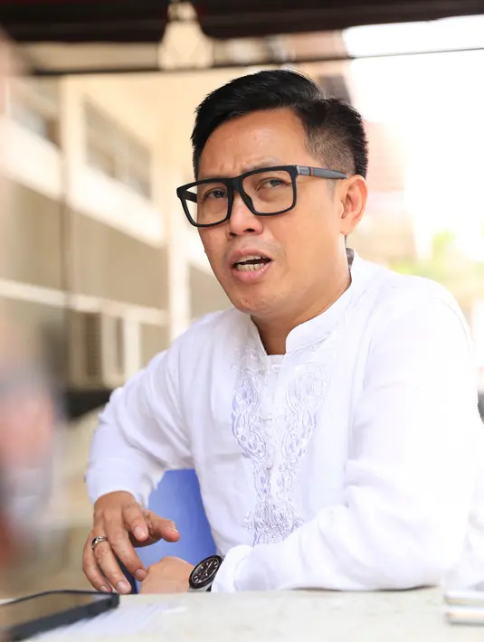 Anggota DPR dan komedian, Eko Patrio selama tiga hari berturut-turut melakukan penyembelihan hewan kurban. Apalagi, kurban dijadikan seperti jadi tradisi setiap tahunnya. Beberapa lokasi dipilih menyerahkan kurban. (Adrian Putra/Bintang.com)