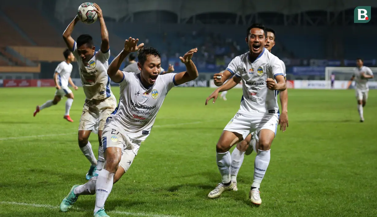 Sejumlah pemain PSIM Yogyakarta Merayakan gol penyeimbang 2-2 ke gawang Dewa United yang dicetak Sugeng Efendi (depan) dalam matchday pertama Grup Y Babak 8 besar Liga 2 2021 di Stadion Wibawa Mukti, Cikarang, Kamis (16/12/2021). (Bola.com/Bagaskara Lazuardi)
