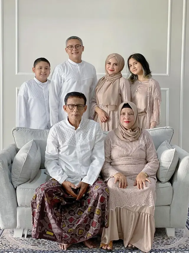 Natalie Sarah dan keluarga. (Foto: Instagram @natalie_sarahs)