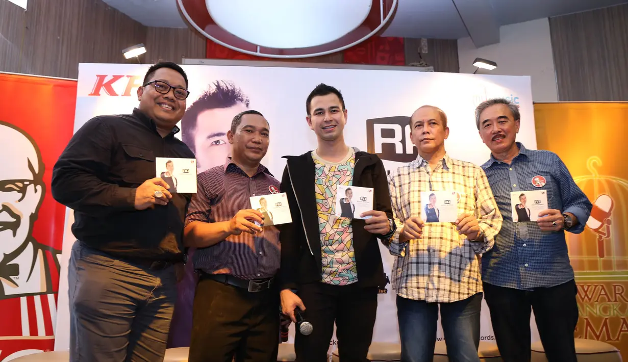 Raffi Ahmad bersama beberapa pendukung acara. (Galih W. Satria/bintang.com)