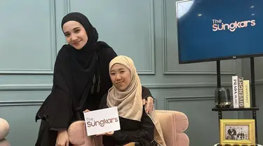 Ketika makeover Kiky Saputri, Zaskia juga tampil serba hitam mulai dari atasan lengan panjang dan pantsnya.@zaskiasungkar15