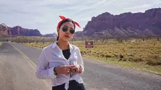 Cewek yang memiliki nama lengkap Adinda Noviana Sari Thomas ini selalu tampil dengan gaya favorit anak muda yang santai tapi tetap stylish. Kemeja putih polos, dan syal classic untuk hiasan kepala menjadi gaya favoritnya.(Liputan6.com/IG/@adindathomas)