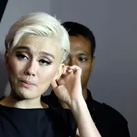 Total berkarya, Agnez Mo tak menyangka video klip long as I get paid jadi pro kontra.