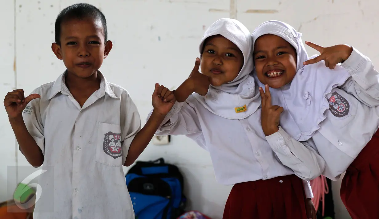 Siswa Sekolah Masjid Terminal (Master) berpose saat diambil gambarnya di Kawasan Terminal Terpadu Depok, Rabu (14/10). Pemkot Depok akhirnya membongkar sekolah tersebut guna perluasan terminal. (Liputan6.com/Yoppy Renato)