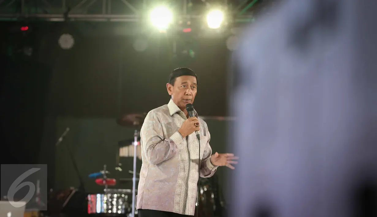 Menkopolhukam Wiranto memberikan sambutan dalam acara Rembuk Nasional 2016 di Jakarta, Senin (24/10). Rembuk Nasional ini digelar bertepatan dengan dua tahun pemerintahan Jokowi-JK, yang dilantik pada 20 Oktober 2014 lalu. (Liputan6.com/Faizal Fanani)