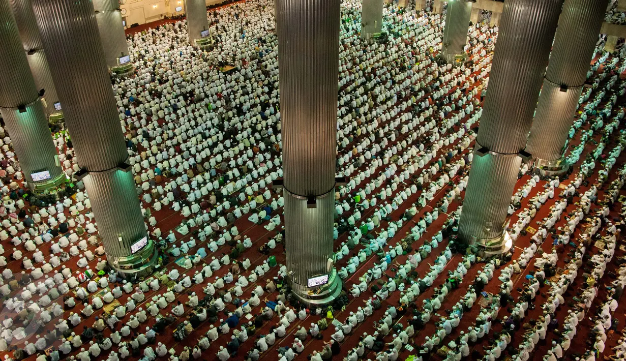 Ribuan umat muslim saat melaksanakan salat Jumat di Masjid Istiqlal, Jakarta, Jumat (31/3). Sebanyak 5 ribu massa diprediksi memenuhi Masjid Istiqlal, Sawah Besar, Jakarta Pusat pada hari ini. (Liputan6.com/Gempur M Surya)