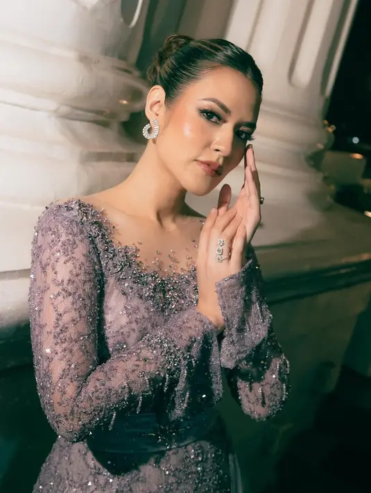 Raisa memilih rok dengan belahan tinggi yang memperlihatkan motif batik klasik, menambahkan elemen budaya Indonesia yang khas dalam tampilannya.  [@raisa6690].