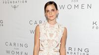 Emma Watson menghadiri makan malam The Kering Foundation's Caring for Women di The Pool on Park Avenue, New York City, Amerika Serikat, 15 September 2022. Emma melengkapi penampilannya dengan sepasang sandal hitam tebal. (Dia Dipasupil/Getty Images/AFP)