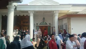 Santri hingga Pejabat Iringi KH Fudholi ke Tempat Peristirahatan Terakhir