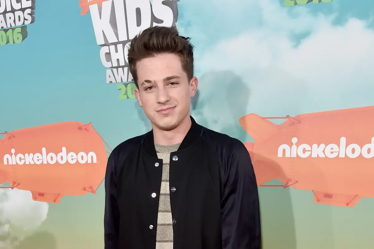 [Bintang] Kedekatan Charlie Puth dan Selena Gomez: Kami Hanya Teman Baik