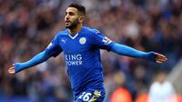 1. Riyad Mahrez, menurut Daily Express, Arsenal dan Chelsea terus mengupayakan untuk mendatangkan gelandang kreatif Leicester ini. Beberapa waktu lalu pria Algeria ini terlihat berada di London namun belum diketahui apa tujuannya. (EPA/Tim Keeton)