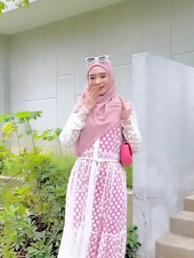 Inara Rusli kerap kali mengenakan pakaian berwarna pink di berbagai acara, pebampilannya pun selalu dipuji netizen