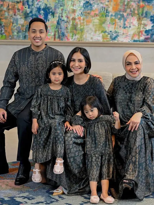 Caca Tengker tampil mengenakan dress sarimbit warna hitam bermotif. Caca pun tampil dengan rambut pendek belah dua tanpa poni. [@geulis.id]