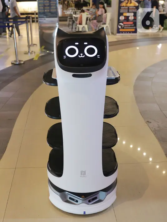 Sebuah robot pramusaji “Bellabot” mengantar makanan untuk pengunjung food court di Tangcity Mal, Kota Tangerang, Rabu (27/10/2021). Robot karakter hewan itu melayani antar pesan makanan bagi pengunjung guna mengurangi interaksi mengingat masih dalam pandemi covid-19. (Liputan6.com/Angga Yuniar)