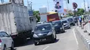Kendaraan melewati jalur contraflow di Simpang Tiga Keluar Tol Brebes, Jawa Tengah, Sabtu (23/12). Memasuki libur panjang Natal 2017, arus lalu lintas di Simpang Tiga Keluar Tol Brebes terlihat ramai lancar. (Liputan6.com/Helmi Fithriansyah)